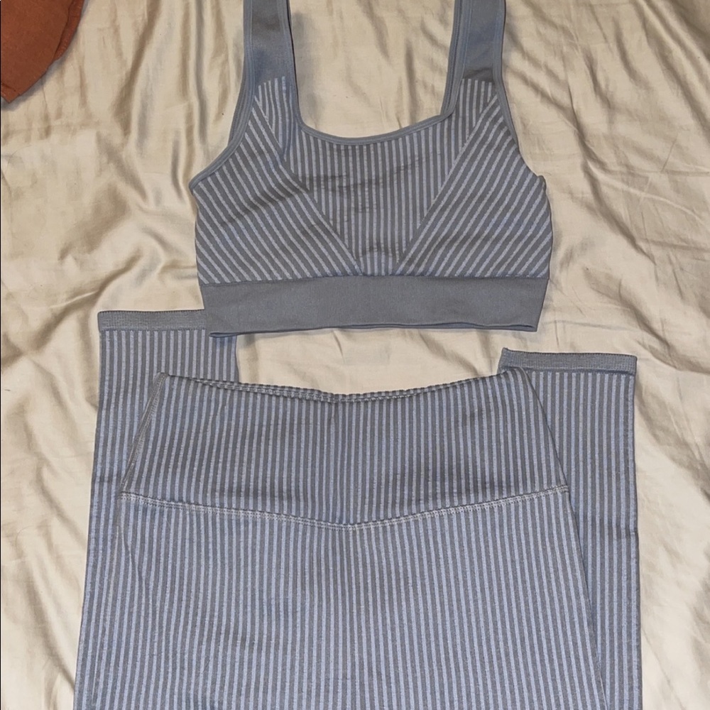 Fabletics gym set. Leggings and sports bra